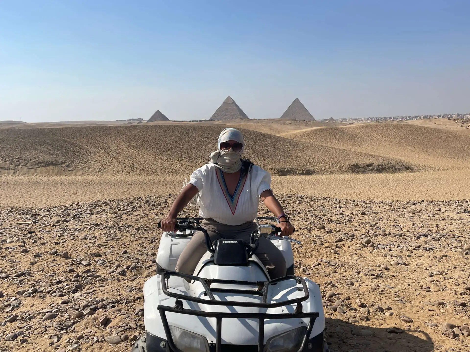 Corriendo Four Track frente a las pir&aacute;mides de Giza.